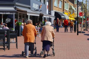 Soest,,Netherlands,-,April,11,,2019.,Two,Elderly,Women,Are Nederland vergrijst in rap tempo: wie betaalt binnenkort jouw AOW?