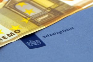 Amsterdam,,The,Netherlands,-,December,30,,2017:,Blue,Enveloppe,Of Belastingdienst start met terugbetalen: krijg jij ook geld terug?