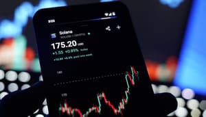 17 juli 2025 Een afbeelding van de pagina van de cryptomunt Solana op een cryptobeurs, met aandelen op de achtergrond