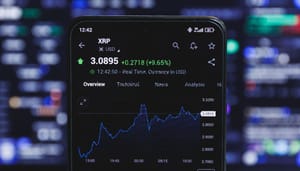 Een afbeelding van de XRP koers met groene cijfers en een hoop marktdata op de achtergrond Een afbeelding van de XRP koers met groene cijfers en een hoop marktdata op de achtergrond