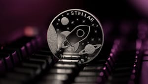 Een afbeelding van de cryptomunt Stellar (XLM) bij een computer Een afbeelding van de cryptomunt Stellar (XLM) bij een computer