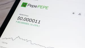 Een afbeelding van de cryptomunt pepe (PEPE) met daarbij een grafiek van een koers met een stijging, groen Een afbeelding van de cryptomunt pepe (PEPE) met daarbij een grafiek van een koers met een stijging, groen