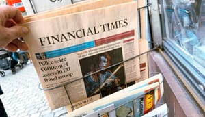 Een afbeelding van de financial times met een nieuwsbericht over een inbeslagname van veel geld Een afbeelding van de financial times met een nieuwsbericht over een inbeslagname van veel geld