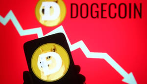 Een afbeelding van dogecoin (DOGE) met een munt en een logo en een dalende koers op de achtergrond Een afbeelding van dogecoin (DOGE) met een munt en een logo en een dalende koers op de achtergrond