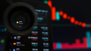 Een afbeelding van een bitcoin pagina op een marktdata website, met een rode koers op de achtergrond Een afbeelding van een bitcoin pagina op een marktdata website, met een rode koers op de achtergrond