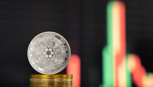 Een afbeelding van een cardano (ADA) munt met op de achtergrond een grafiek van een koers met een snelle prijsbeweging Een afbeelding van een cardano (ADA) munt met op de achtergrond een grafiek van een koers met een snelle prijsbeweging
