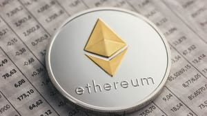 Een afbeelding van een ethereum (ETH) munt op een reeks van cijfers en data van crypto Een afbeelding van een ethereum (ETH) munt op een reeks van cijfers en data van crypto