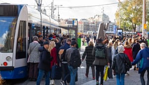 Een afbeelding van een groep mensen van alle leeftijdsgroepen bij een tram, Amsterdam, Nederland Een afbeelding van een groep mensen van alle leeftijdsgroepen bij een tram, Amsterdam, Nederland