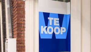 Een afbeelding van een koopbord aan de voorzijde van een huis Een afbeelding van een koopbord aan de voorzijde van een huis
