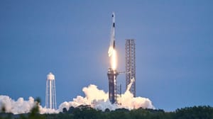 Een afbeelding van een raket die gelanceerd wordt door SpaceX, het bedrijf van Elon Musk