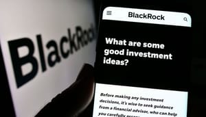 Een afbeelding van het blackrock logo op een beeldscherm, met daarbij een mobiele telefoon met een pagina met investeringsadvies Een afbeelding van het blackrock logo op een beeldscherm, met daarbij een mobiele telefoon met een pagina met investeringsadvies