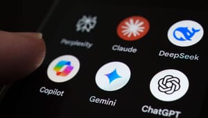Een afbeelding van verschillende AI apps op een mobiele telefoon
