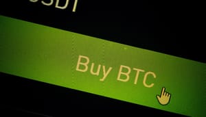 Een close up afbeelding van een 'koop bitcoin (BTC)' knop van een cryptobeurs op een beeldscherm Een close up afbeelding van een 'koop bitcoin (BTC)' knop van een cryptobeurs op een beeldscherm