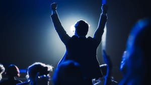 Jonge man is blij blauw licht Jonge man is blij blauw licht