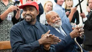 Kanye West lacht, MAGA pet Kanye West lacht, MAGA pet