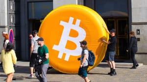 bitcoin logo gedragen door mensen op straat bitcoin logo gedragen door mensen op straat