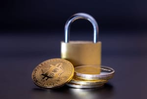 Symbol,For,Cryptocurrency,Security.,A,Stack,Of,Bitcoins,In,Front Twee simpele manieren om je crypto voor je te laten werken in 2025
