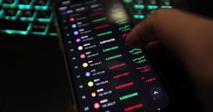 Man,Checking,Bitcoin,,Ethereum,And,Other,Altcoin,Cryptocurrency,Price,Index Uitgezocht: komt er een altcoin seizoen of neemt bitcoin de koppositie