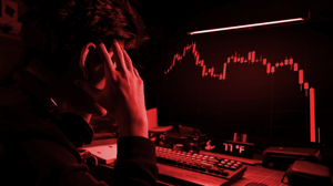 Cryptohandelaar in pijn met rode grafiek Cryptohandelaar in pijn met rode grafiek