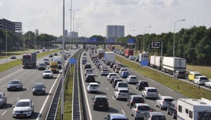 Een afbeelding van automobilisten op een snelweg in Utrecht, Nederland