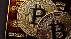 Een afbeelding van bitcoin (BTC) munten op goudstaven Een afbeelding van bitcoin (BTC) munten op goudstaven