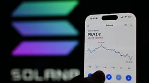 Een afbeelding van de Solana koers op een cryptobeurs met het logo van SOL op de achtergrond(1) Een afbeelding van de Solana koers op een cryptobeurs met het logo van SOL op de achtergrond(1)