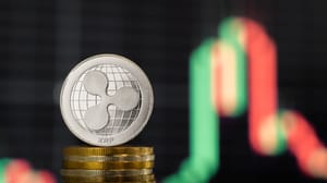 Een afbeelding van een Ripple_XRP munt met op de achtergrond een grafiek van de koers van XRP Een afbeelding van een Ripple_XRP munt met op de achtergrond een grafiek van de koers van XRP