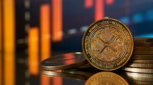 Een afbeelding van een XRP munt, een project van Ripple met op de achtergrond een rode, dalende koers Een afbeelding van een XRP munt, een project van Ripple met op de achtergrond een rode, dalende koers