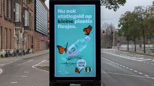Een afbeelding van een advertentie op een busstation over statiegeldflesjes Een afbeelding van een advertentie op een busstation over statiegeldflesjes