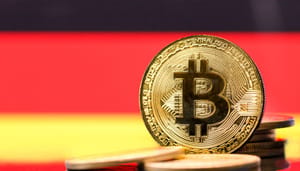Een afbeelding van een bitcoin munt met op de achtergrond een Duitse vlag Een afbeelding van een bitcoin munt met op de achtergrond een Duitse vlag