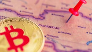 Een afbeelding van een gouden bitcoin (BTC) munt op een kaart met een pin bij kazachstan Een afbeelding van een gouden bitcoin (BTC) munt op een kaart met een pin bij kazachstan