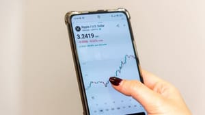 Een afbeelding van een handelaar die naar de XRP cryptopagina met koers kijkt Een afbeelding van een handelaar die naar de XRP cryptopagina met koers kijkt