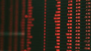 Een afbeelding van een markt in aandelen of crypto die crasht en rode negatieve cijfers toont van koersen of prijzen