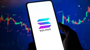 Een afbeelding van een mobiele telefoon met het Solana (SOL) logo op de voorkant en op de achtergrond een stijgende grafiek van een koers van een crypto