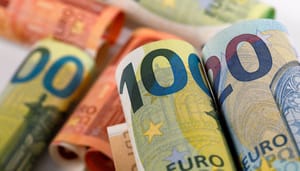 Een afbeelding van verschillende bankbiljetten met euro bedragen, verschillend van 100 tot 10 EUR