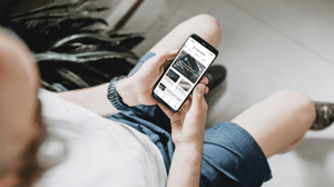Crypto insiders app in handen van een man