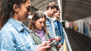 jongeren wachten op metro jongeren wachten op metro