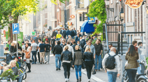 mensen op straat in amsterdam mensen op straat in amsterdam