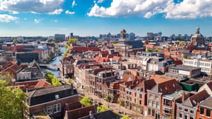 Aerial,View,Of,Leiden,Town,From,Above,,Typical,Dutch,City Zoveel betaal je nu gemiddeld voor een huurwoning in jouw omgeving