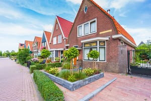 Old,Streets,In,Volendam.,Old,Traditional,Fishing,Village,,Typical,Wooden Gemiddelde woning stijgt opnieuw – dit salaris heb je minimaal nodig