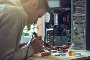 Man,Repairman,Is,Trying,To,Fix,Using,The,Tools,On Uitgezocht: amateur bitcoin-miner pakt €320.000, zo maak jij kans