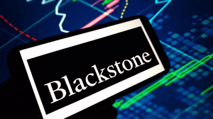 Blackstone logo op mobiel met koersgrafiek Blackstone logo op mobiel met koersgrafiek