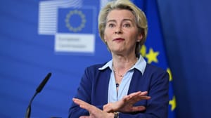Een afbeelding van Commissievoorzitter Ursula von der Leyen die spreekt op het hoofdkantoor van de EU in Brussel Een afbeelding van Commissievoorzitter Ursula von der Leyen die spreekt op het hoofdkantoor van de EU in Brussel