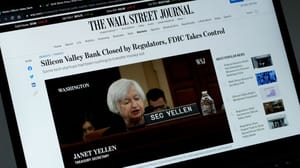 Een afbeelding van Janet Yellen, treasury secretary, die een aankondiging doet over de val van een grote bank op de frontpage van de wall street journal Een afbeelding van Janet Yellen, treasury secretary, die een aankondiging doet over de val van een grote bank op de frontpage van de wall street journal