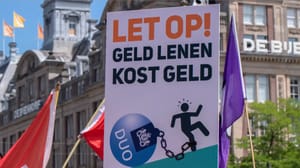 Een afbeelding van 'Let op! Geld Lenen Kost Geld' met DUO afgebeeld als blok aan het been voor vele studenten Een afbeelding van 'Let op! Geld Lenen Kost Geld' met DUO afgebeeld als blok aan het been voor vele studenten