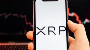 Een afbeelding van de cryptomunt XRP, met op de achtergrond een dalende koers Een afbeelding van de cryptomunt XRP, met op de achtergrond een dalende koers