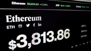 Een afbeelding van de cryptomunt ethereum, met een waarde van 3800 dollar en stijgende groene cijfers