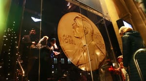Een afbeelding van de munt van de Nobelprijs van Alfred Nobel in Stockhol, Zweden, bij het Nobel museum