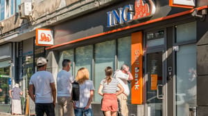 Een afbeelding van een ING bank in een grote stad met een rij klanten erbij Een afbeelding van een ING bank in een grote stad met een rij klanten erbij
