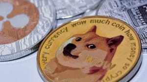 Een afbeelding van een Ripple (XRP) munt en een dogecoin (DOGE) munt Een afbeelding van een Ripple (XRP) munt en een dogecoin (DOGE) munt